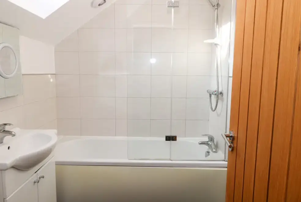 Family bathroom at Tan Bryn 1