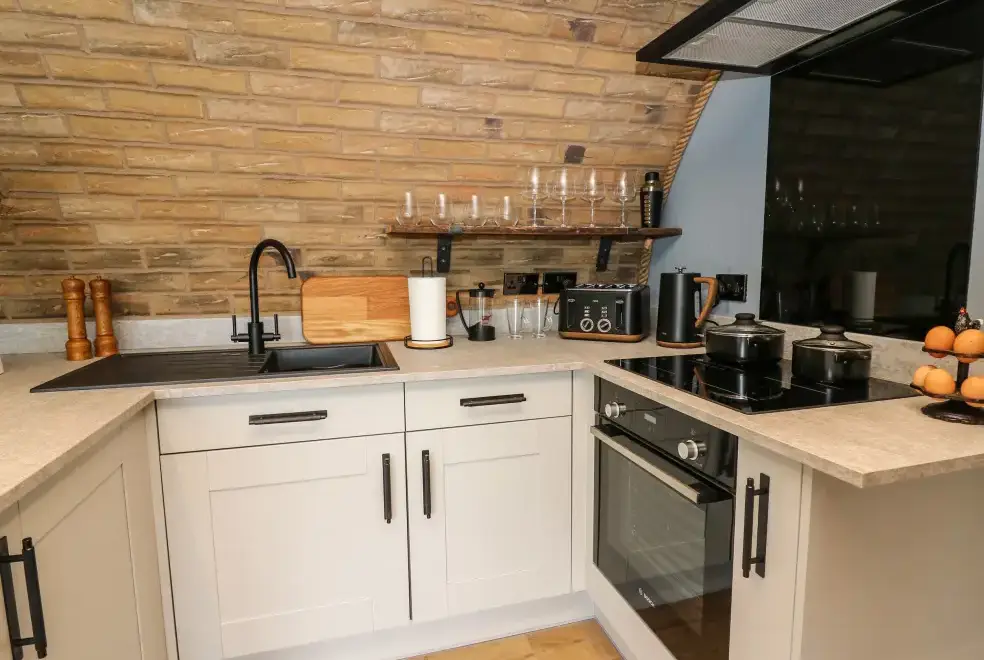 Well equipped kitchen at Tan Y Wawr - Derwen