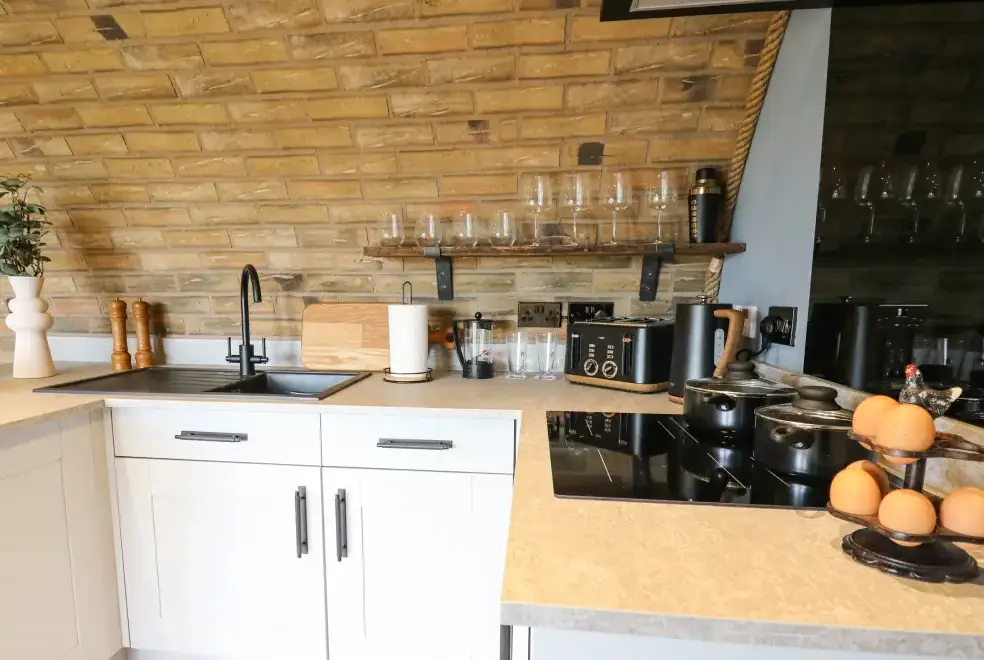 Well equipped kitchen at Tan Y Wawr - Derwen