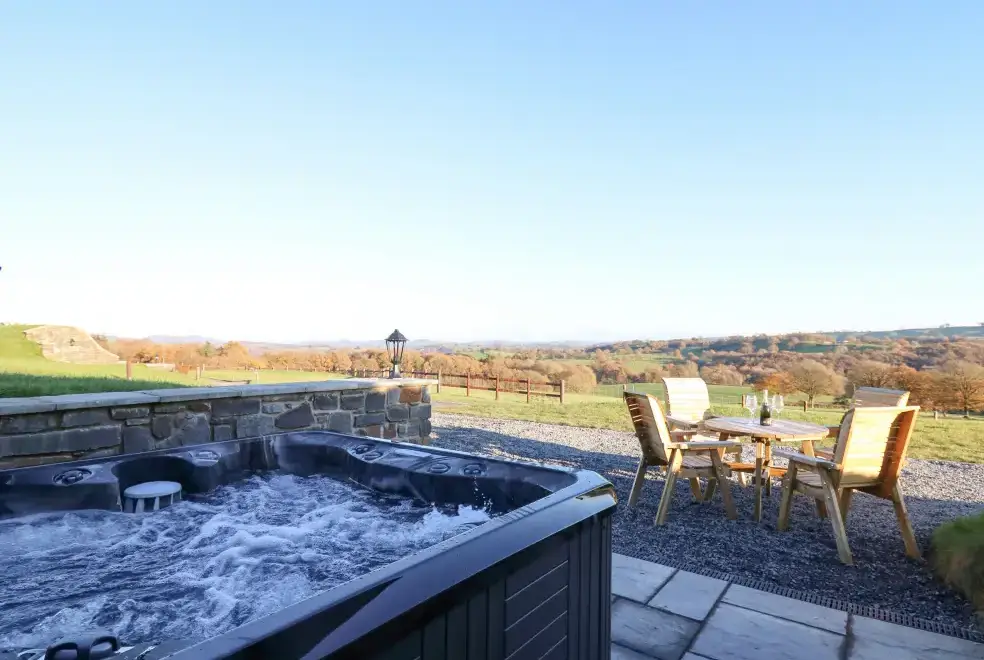 Private Hot Tub at Tan y Wawr- Onnen