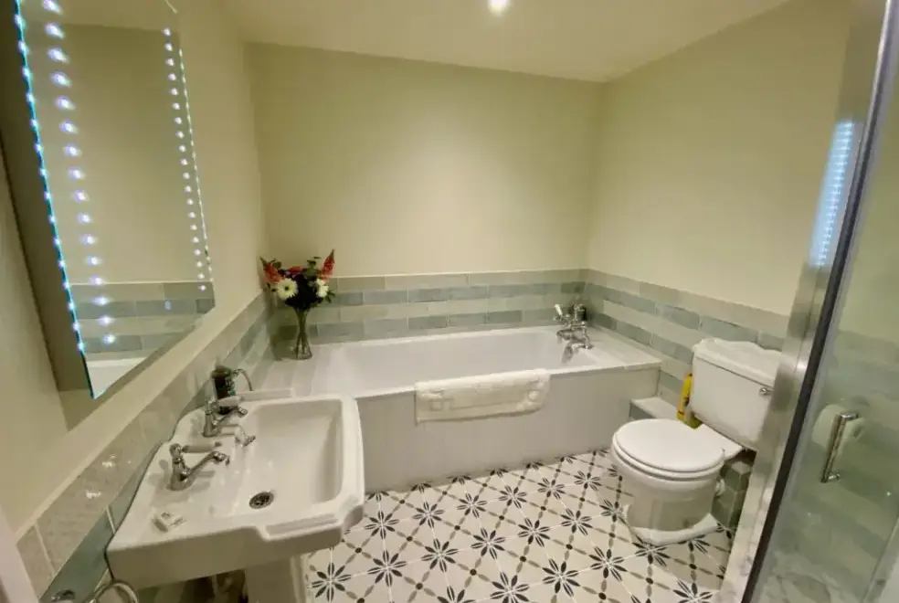 Family bathroom at Teal Cottage at Oxford Country Cottages