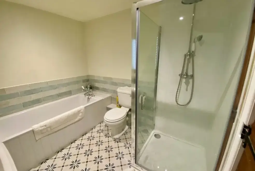Family bathroom at Teal Cottage at Oxford Country Cottages