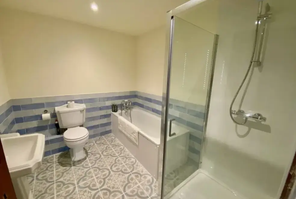 Family bathroom at Teal Cottage at Oxford Country Cottages