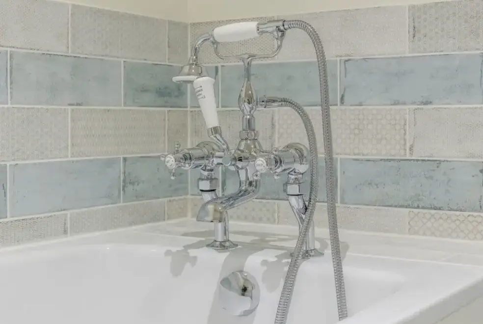 Family bathroom at Teal Cottage at Oxford Country Cottages