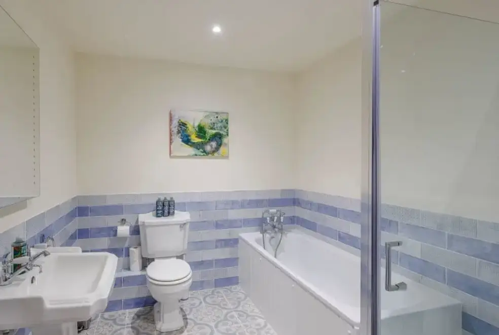 Family bathroom at Teal Cottage at Oxford Country Cottages