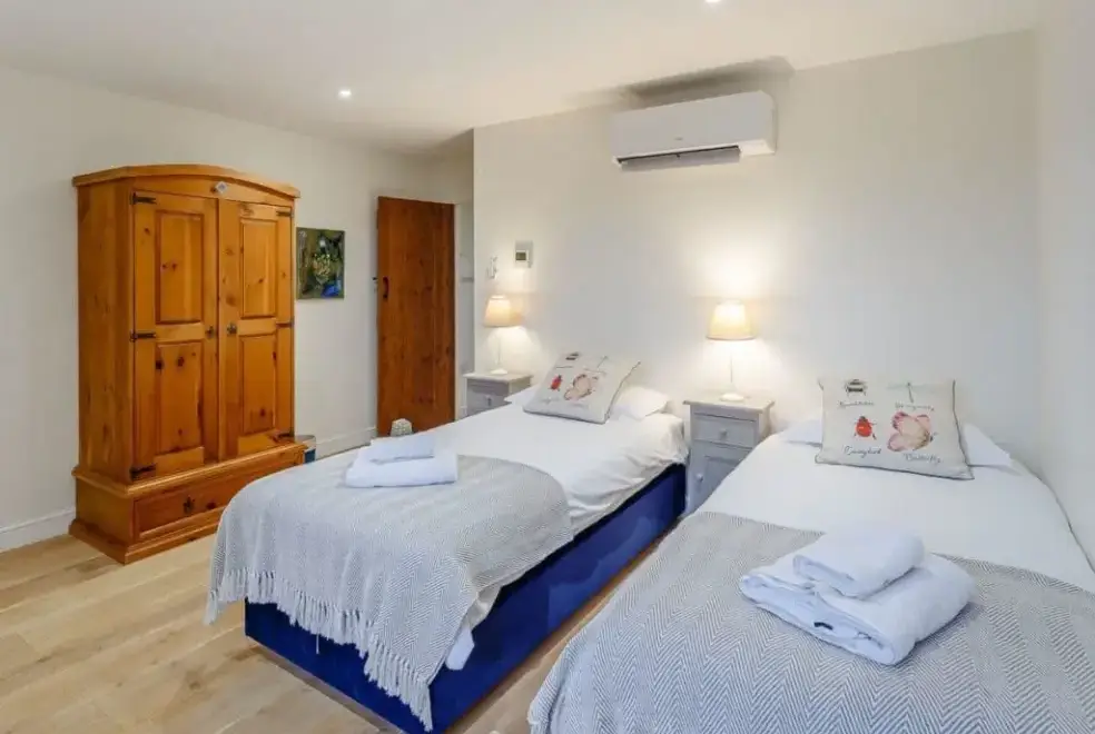 Twin bedroom at Teal Cottage at Oxford Country Cottages