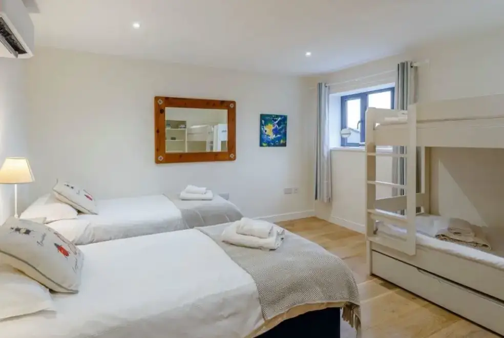 Twin bedroom at Teal Cottage at Oxford Country Cottages
