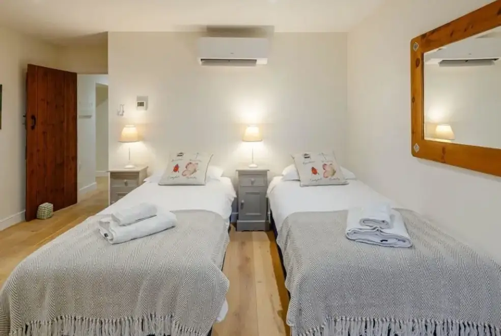 Twin bedroom at Teal Cottage at Oxford Country Cottages
