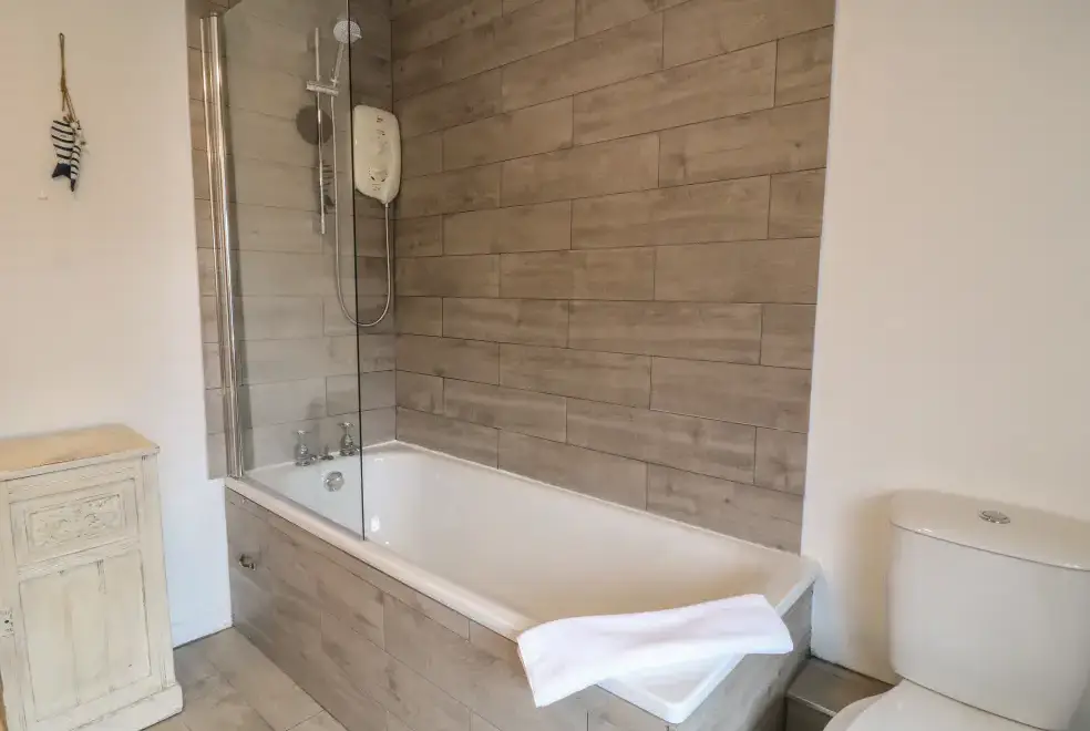 Family bathroom at Thatchings Thatched Country Cottage