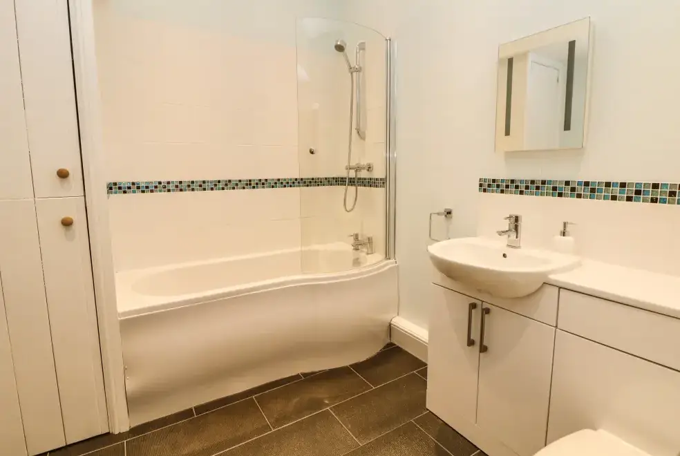 Family bathroom at The Barn at Hill House