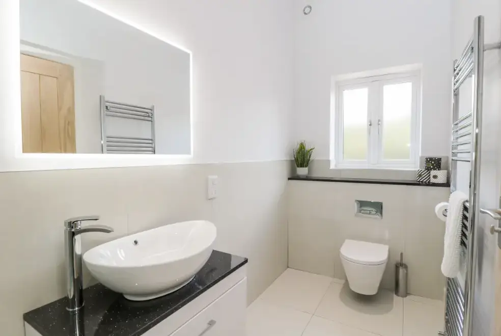 Family bathroom at The Barn