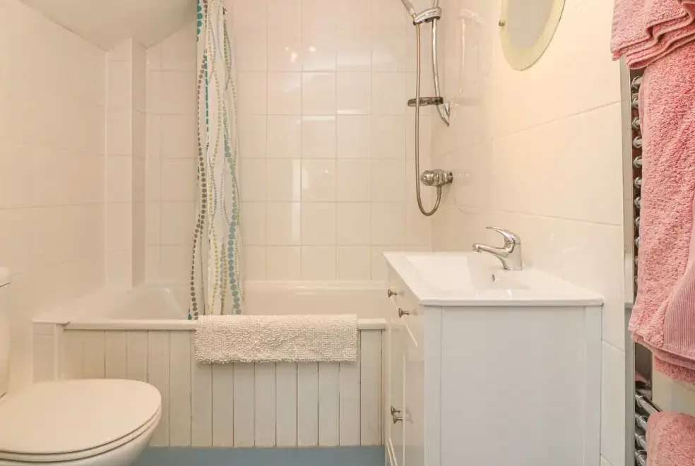 Family bathroom at The Byre Coastal Cottage, South West England 