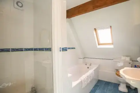 Family bathroom at The Coach House, Devon