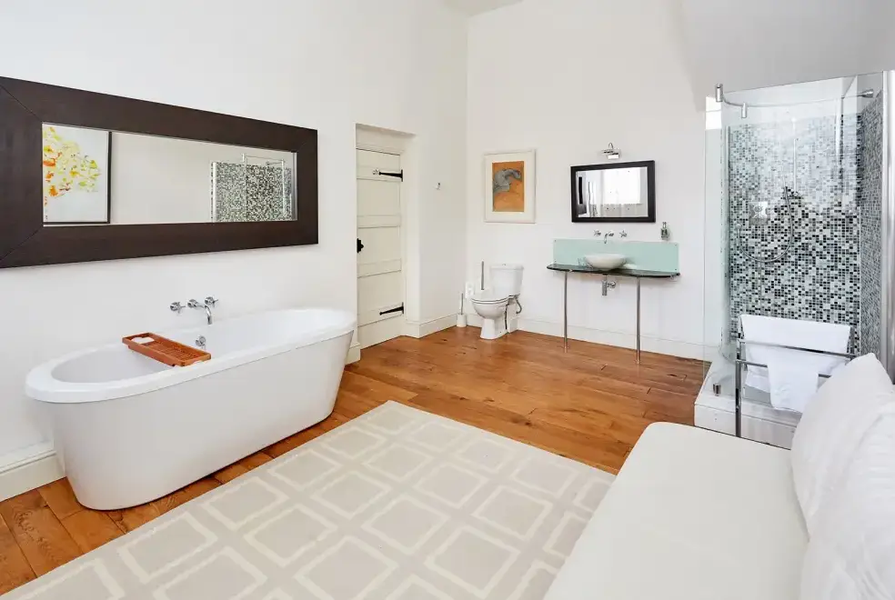 Ensuite bathroom at The Colloquy