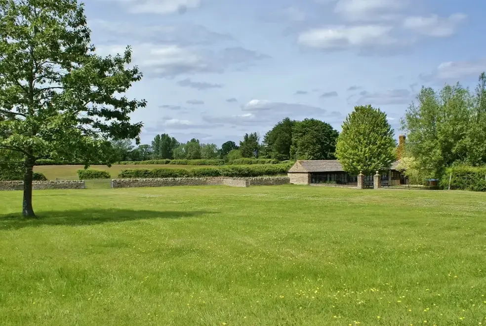 Countryside near The Cotswold Manor Grange, Exclusive Hot-Tub, Games Barn, 70 acres of Parkland