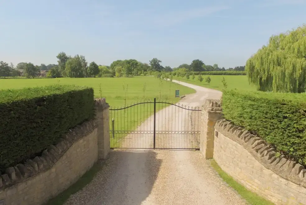 Countryside views at The Cotswold Manor Lodge, Exclusive Hot-Tub, Games Barn, 70 acres of Parkland