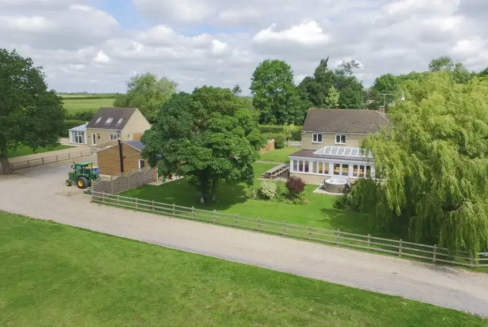 The Cotswold Manor Lodge, Exclusive Hot-Tub, Games Barn, 70 acres of Parkland, from the outside