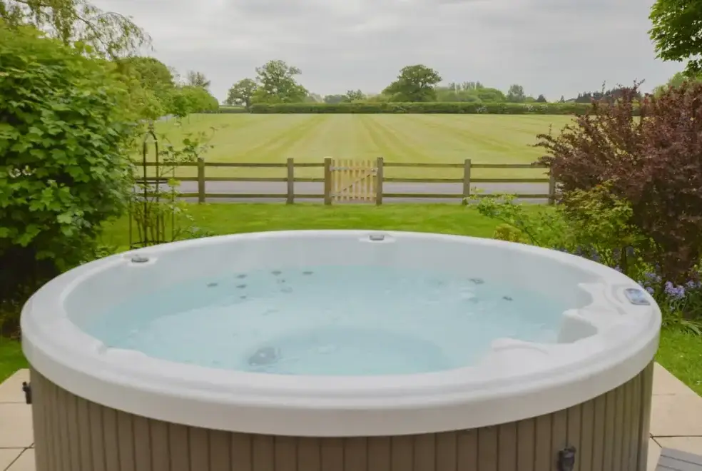 Private Hot Tub at The Cotswold Manor Lodge, Exclusive Hot-Tub, Games Barn, 70 acres of Parkland
