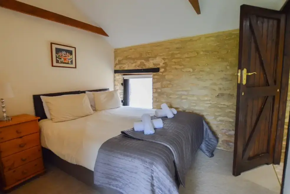 Double bedroom at The Cotswold Manor Grange, Exclusive Hot-Tub, Games Barn, 70 acres of Parkland