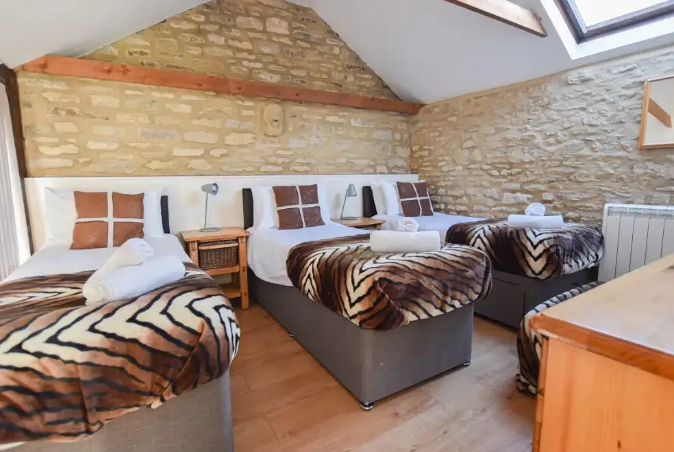 at The Cotswold Manor Grange, Exclusive Hot-Tub, Games Barn, 70 acres of Parkland