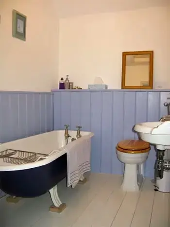 Family bathroom at The Cottage at Great East Standen Manor