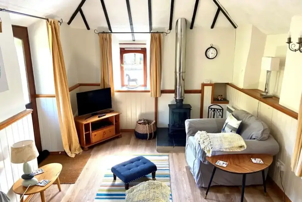  at The Dovecote, two bedrooms sleeping 3 with pretty garden, dog friendly