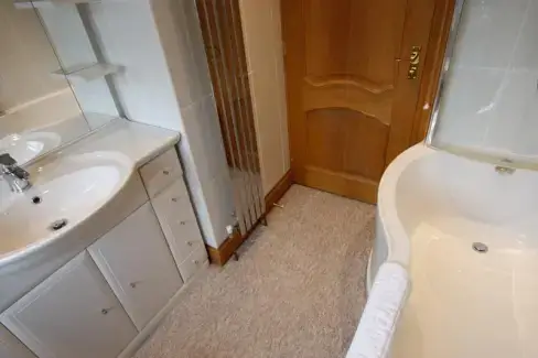 Family bathroom at The Escape, Derbyshire