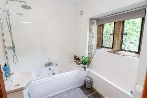 Family bathroom at The Gatehouse, Nottinghamshire