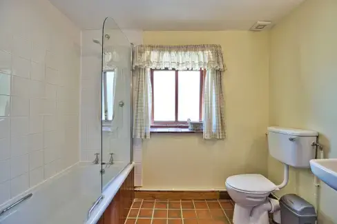 Family bathroom at The Granary at Old Barn Cottages, Lincolnshire