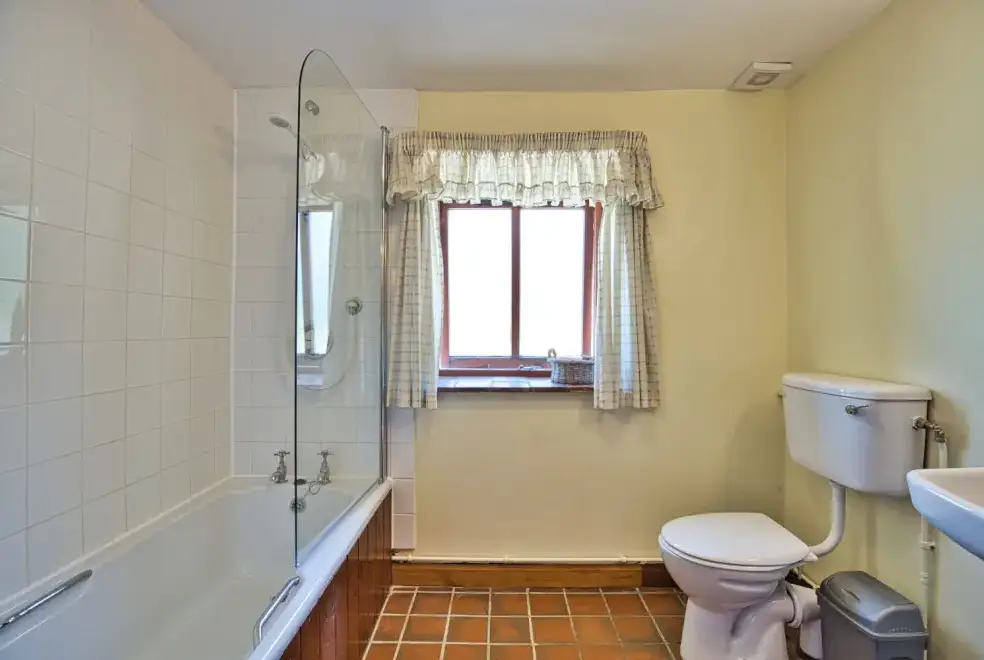 Family bathroom at The Granary at Old Barn Cottages