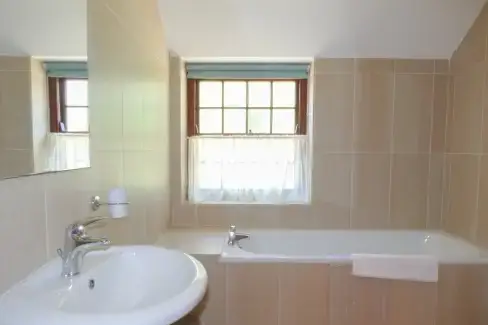 Family bathroom at The Granary, Cornwall