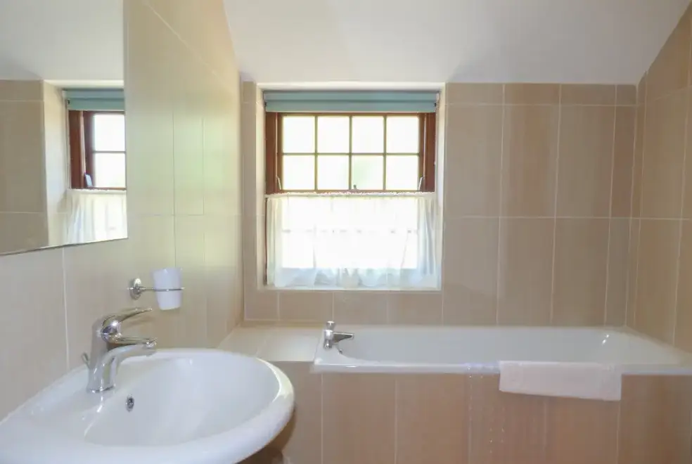 Family bathroom at The Granary