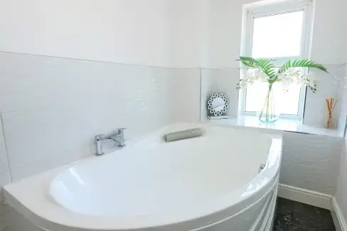 Family bathroom at The Granary, Lincolnshire