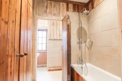 Family bathroom at The Hen House, Highland