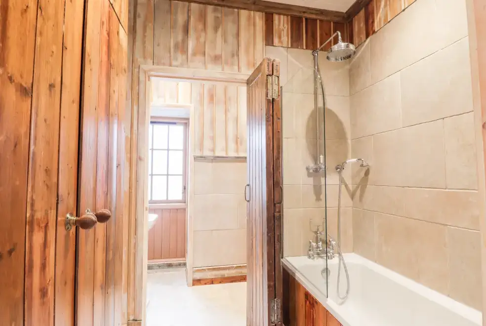 Family bathroom at The Hen House