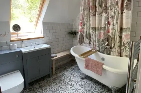 Family bathroom at The Keepers, Perthshire