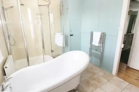 Family bathroom at The Lock House Pet-Friendly Cottage, Gloucester, Cotswolds , Gloucestershire