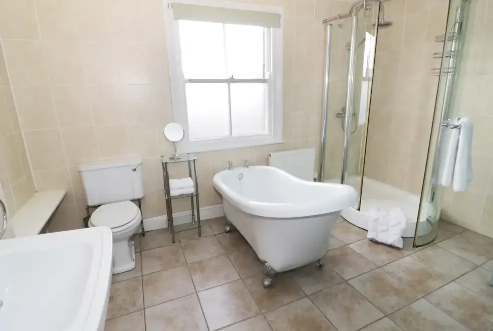 Family bathroom at The Lock House Pet-Friendly Cottage, Gloucester, Cotswolds 