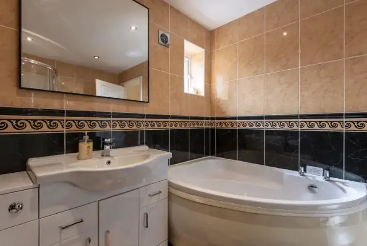 Family bathroom at The Locks