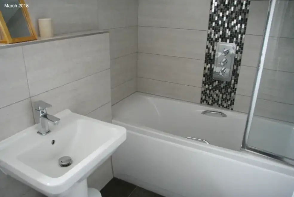 Family bathroom at The Lodge at Colmer, Kingsbridge