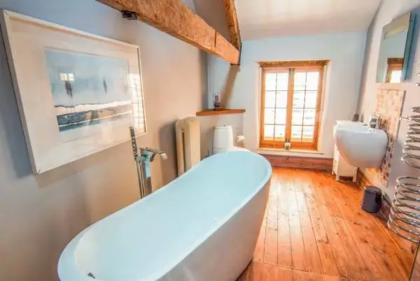 Ensuite bathroom at The Malthouse