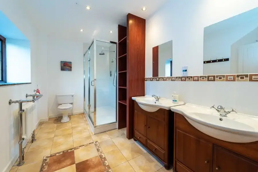 Family bathroom at The Manor on the Monnow