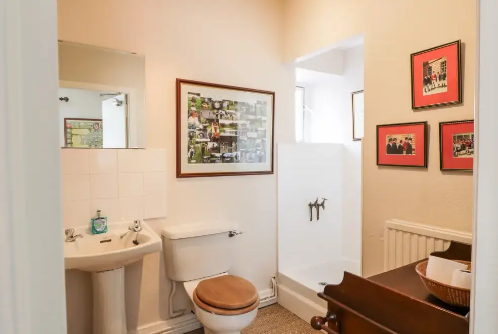 Loo at The Mews Flat