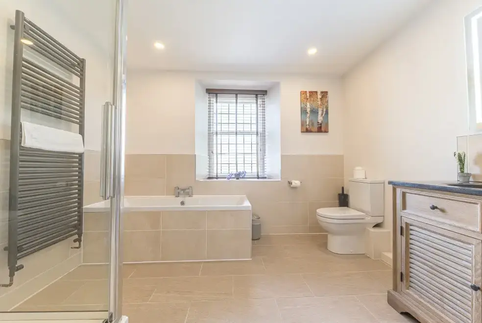 Family bathroom at The Oaks