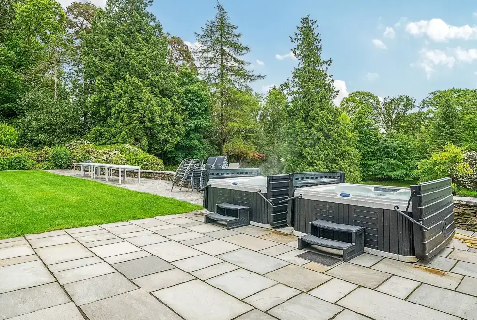 Shared Hot Tub at The Oaks