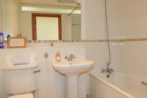 Family bathroom at The Old Cart Shed, Dorset