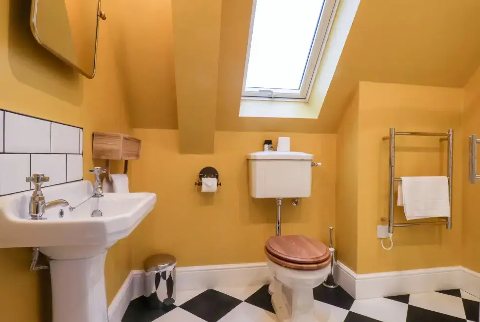 Loo at The Old Guard House