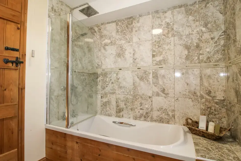 Family bathroom at The Owl Barn