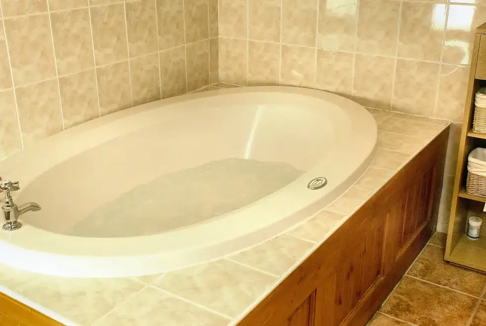 Family bathroom at The Owlery, romantic couples' cottage