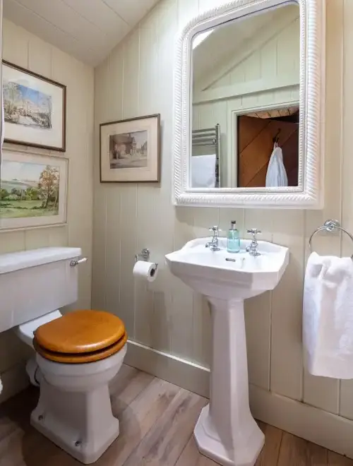 Loo at The Shooting lodge, Wrackleford Estate